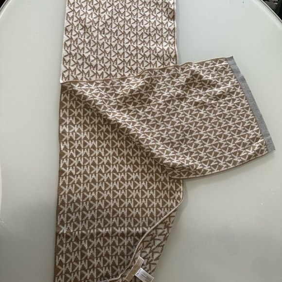 Michael Kors Tan and Gray Scarf with Elegant Design - Picture 1 of 3